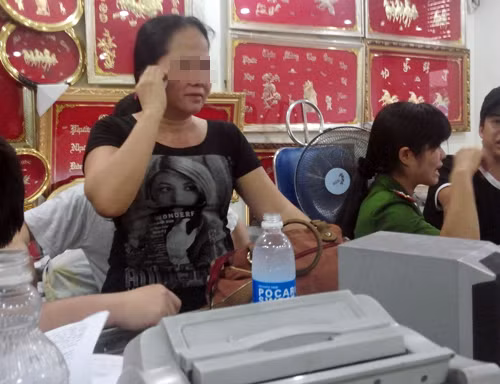 4. GĐ tiệm vàng Hoàng Mai phản pháo phát ngôn của Công an TP HCM. Trước thông tin của người phát ngôn Công an TP HCM về việc "tiệm vàng Hoàng Mai trước đây là điểm rút tiền, mua bán ngoại tệ liên quan đến băng nhóm tội phạm cờ bạc bịp gốc Philippines..., bà Nguyễn Thị Thanh Mai, Giám đốc công ty TNHH MTV XNK vàng Hoàng Mai (384, đường Bùi Hữu Nghĩa, phường 2, quận Bình Thạnh) đã lên tiếng phản ứng những thông tin này.