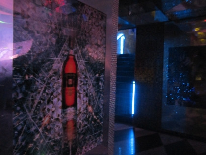 Hình ảnh quảng cáo rượu, một hoạt động bị cấm, trong vũ trường Next Top.