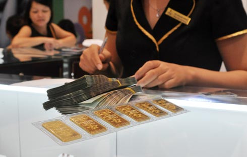 7. Giá vàng nhảy dựng Ngày 19/5, giá vàng thế giới tái lập mức 1.300 USD/oz khiến giá vàng trong nước tăng mạnh với mức tăng 250.000 - 300.000 đồng/lượng, chạm ngưỡng gần 37 triệu đồng. Sức mua của người dân theo đó cũng tăng lên. 1. Kỷ niệm ngày sinh Bác Hồ 1. Kỷ niệm ngày sinh Bác Hồ