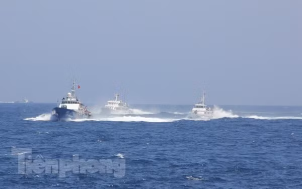 Tàu cảnh sát biển 4032 bị hai tàu hải cảnh Trung Quốc rượt đuổi với tốc độ cao. Trước đó tàu cảnh sát biển 4032 tiếp cận giàn khoan Hải Dương 981 ở khoảng cách 3,9 hải lý nhằm tuyên truyền buộc Trung Quốc rút giàn khoan khỏi vùng biển chủ quyền Việt Nam.