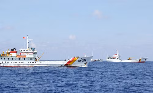 Đội hình các tàu kiểm ngư Việt Nam đang thực hiện chấp pháp trên vùng biển thuộc vùng đặc quyền kinh tế của Việt Nam.