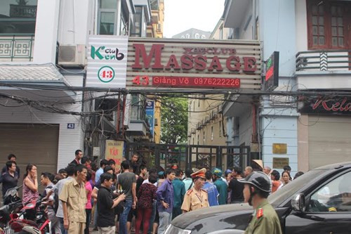 Nguyên nhân ban đầu của vụ cháy được nhận định là do chập điện từ tầng 1 sau đó lan nhanh lên các tầng trên. Quán karaoke này cao 4 tầng và 1 tum, diện tích khoảng 100 m2. Đám cháy xảy ra vào buổi trưa vắng khách, trong quán chủ yếu là các nhân viên nằm nghỉ trưa ở các tầng trên ngôi nhà.