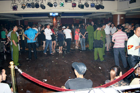 Qua kiểm tra, lực lượng cảnh sát lập tức phát hiện một lượng lớn thuốc lắc và ma túy tổng hợp. Tang vật thu giữ tại vũ trường có 41 viên ma tuý tổng hợp.