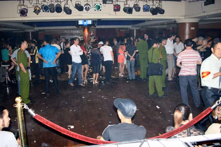 Qua kiểm tra, lực lượng cảnh sát lập tức phát hiện một lượng lớn thuốc lắc và ma túy tổng hợp. Tang vật thu giữ tại vũ trường có 41 viên ma tuý tổng hợp.