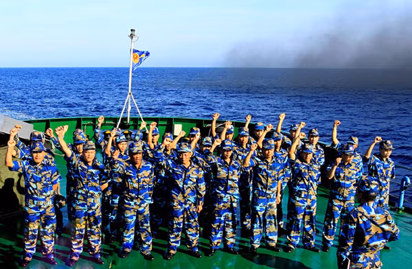 Lễ chào cờ trên tàu CSB 8003 ngày 19/5, tại khu vực vùng biển Hoàng Sa của Việt Nam.