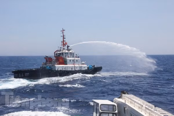 Hành vi hung hăng của tàu lai dắt đẩy ủi Hữu Liên 9.