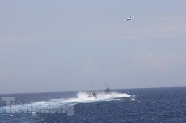 Trung Quốc còn huy động máy bay truy đuổi tàu chấp pháp của Việt Nam.