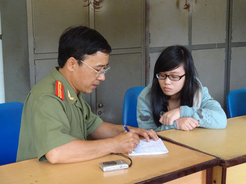 Để được thoát thân, Duy tìm cách giết Tuấn bằng việc bỏ thuốc độc vào hai viên thuốc con nhộng để Tuấn uống. Khi Tuấn chết, Duy mua cưa về cắt thi thể của Tuấn ra để đem đi phi tang, đồng thời báo tin cho bạn gái mình là Linh. Riêng phần Linh, dù biết Duy giết người nhưng không tố giác mà còn tới phòng Duy phụ dọn dẹp phòng, xịt nước hoa để tránh bị bốc mùi hôi. Sau đó cả hai đóng cửa phòng đi về quê.