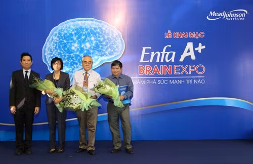 Kết quả thanh tra của Bộ Tài chính cho thấy, 5 ông lớn ngành sữa Việt Nam đều đang chi quá nhiều tiền cho quảng cáo, tiếp thị khiến giá thành sữa tăng và người tiêu dùng phải hứng chịu, trong đó mạnh tay nhất là Vinamilk.