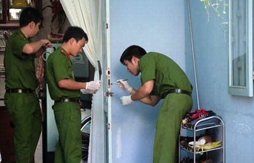 Công an TP HCM khám nghiệm hiện trường một vụ trộm tài sản có giá trị hơn nửa tỷ đồng.