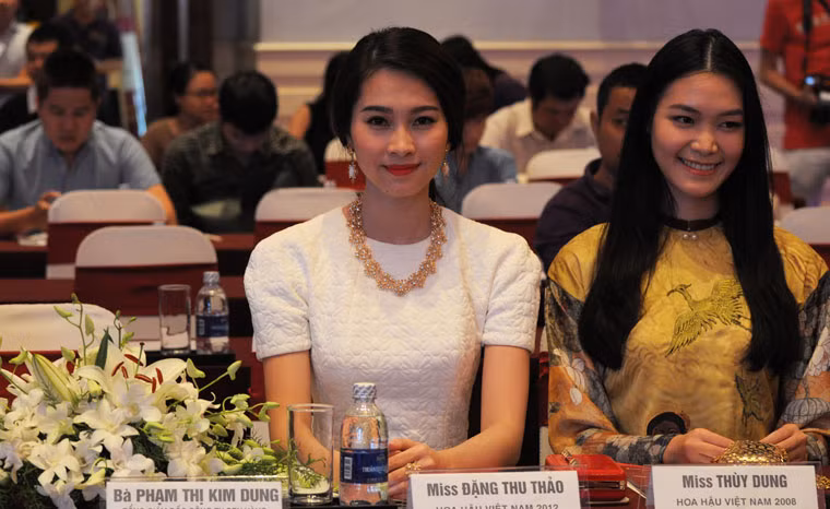 Hai Hoa hậu Việt Nam với nét đẹp rạng ngời tại buổi họp báo.