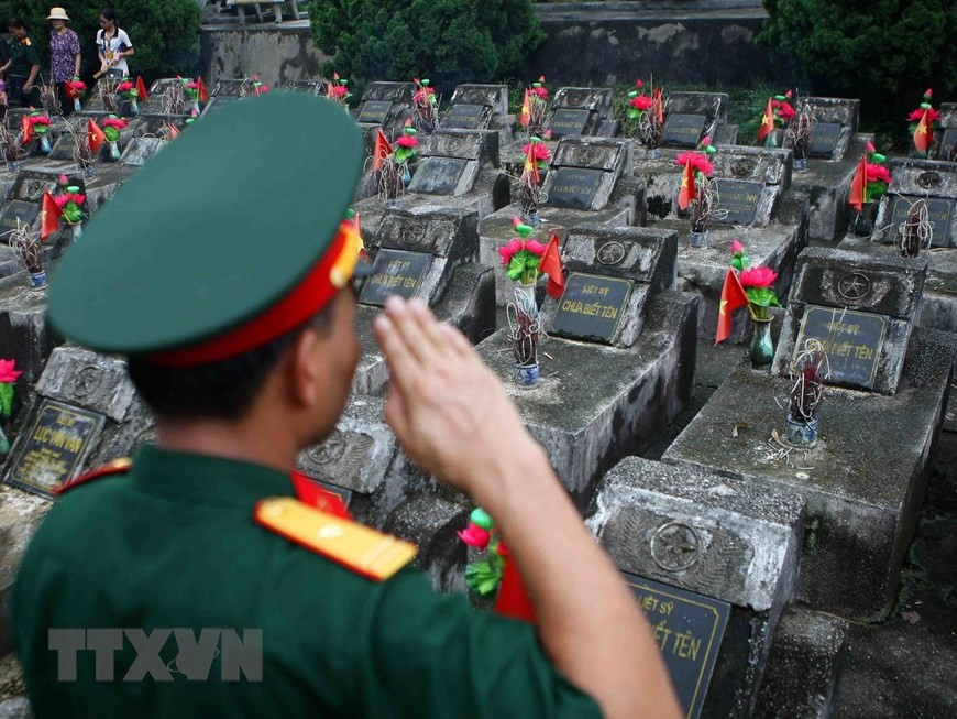Tháng 7 tri ân, những người cựu binh năm xưa cùng về với nghĩa trang liệt sỹ Vị Xuyên (Hà Giang) để thắp nén nhang thơm tưởng nhớ về những người đồng đội đã ngã xuống. (Ảnh: Thanh Tùng/TTXVN)