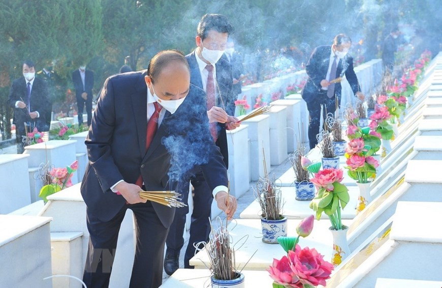 Chủ tịch nước Nguyễn Xuân Phúc dâng hương tưởng niệm các Anh hùng liệt sỹ tại Nghĩa trang Liệt sỹ Quốc gia Vị Xuyên (Hà Giang), ngày 8/12/2021. (Ảnh: Minh Đức/TTXVN)