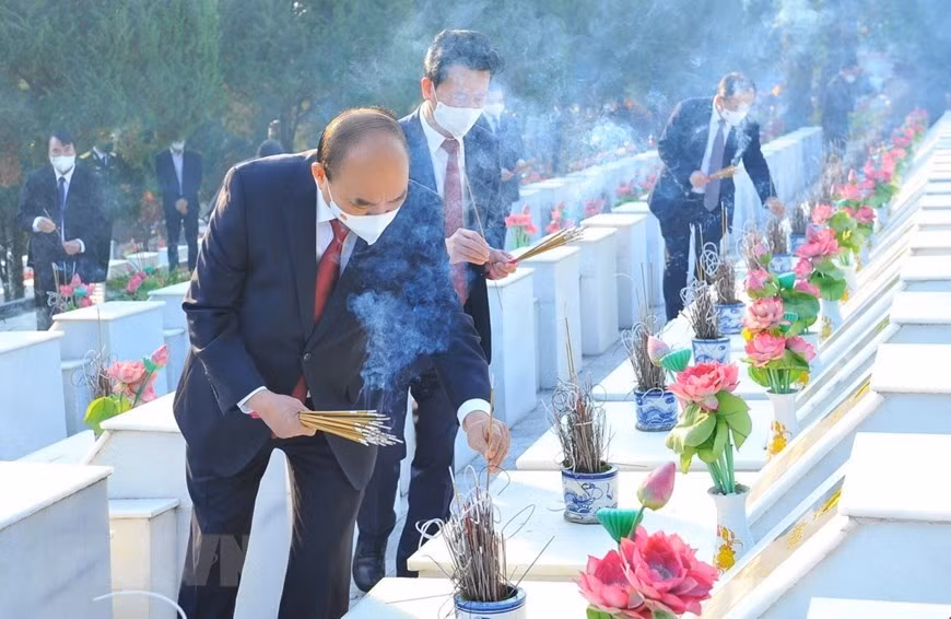 Chủ tịch nước Nguyễn Xuân Phúc dâng hương tưởng niệm các Anh hùng liệt sỹ tại Nghĩa trang Liệt sỹ Quốc gia Vị Xuyên (Hà Giang), ngày 8/12/2021. (Ảnh: Minh Đức/TTXVN)