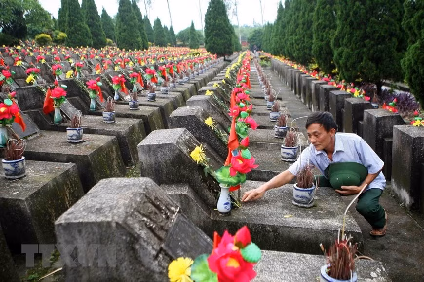 Tháng 7 tri ân, những người cựu binh năm xưa cùng về với nghĩa trang liệt sỹ Vị Xuyên để thắp nén nhang thơm tưởng nhớ về những người đồng đội đã ngã xuống. (Ảnh: Thanh Tùng/TTXVN)