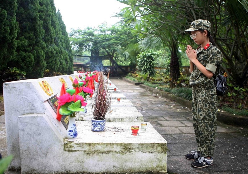 Thế hệ trẻ tưởng nhớ các anh hùng liệt sỹ đã hy sinh bảo vệ tổ quốc tại Nghĩa trang liệt sĩ Vị Xuyên (Hà Giang). (Ảnh: Thanh Tùng/TTXVN)