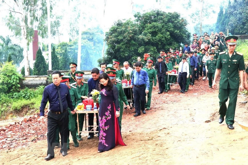 Lãnh đạo tỉnh Hà Giang và các đại biểu thực hiện lễ truy điệu và tiễn đưa 10 hài cốt liệt sỹ hy sinh trong cuộc chiến đấu bảo vệ biên giới phía Bắc về an táng tại Nghĩa trang Liệt sỹ quốc gia Vị Xuyên (Hà Giang). (Ảnh: Minh Tâm/TTXVN)