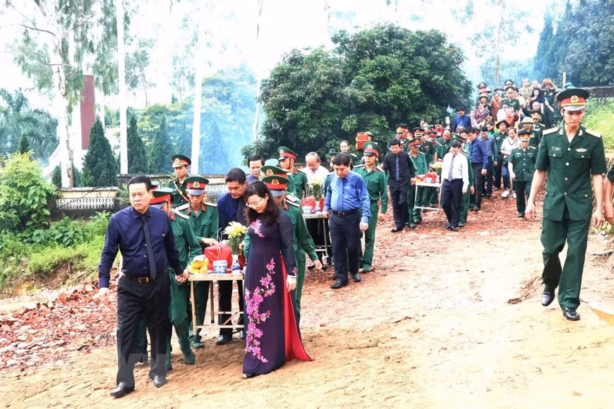 Lãnh đạo tỉnh Hà Giang và các đại biểu thực hiện lễ truy điệu và tiễn đưa 10 hài cốt liệt sỹ hy sinh trong cuộc chiến đấu bảo vệ biên giới phía Bắc về an táng tại Nghĩa trang Liệt sỹ quốc gia Vị Xuyên (Hà Giang). (Ảnh: Minh Tâm/TTXVN)