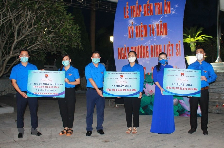 Tỉnh đoàn Hà Giang trao quà cho các địa phương để tặng gia đình thương binh, bệnh binh và gia đình chính sách trong lễ tưởng niệm, thắp nến tri ân các Anh hùng liệt sỹ tại Nghĩa trang Liệt sỹ Quốc gia Vị Xuyên. (Ảnh: Nguyễn Chiến/TTXVN)