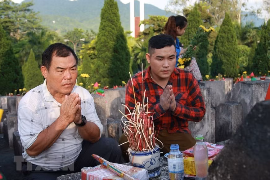 Ông Nguyễn Văn Khanh, anh trai của Liệt sỹ Nguyễn Chí Minh, cùng gia đình từ Nghệ An lên Nghĩa trang Liệt sỹ Quốc gia Vị Xuyên (Hà Giang) để thắp hương cho em trai. (Ảnh: Nguyễn Chiến/TTXVN)