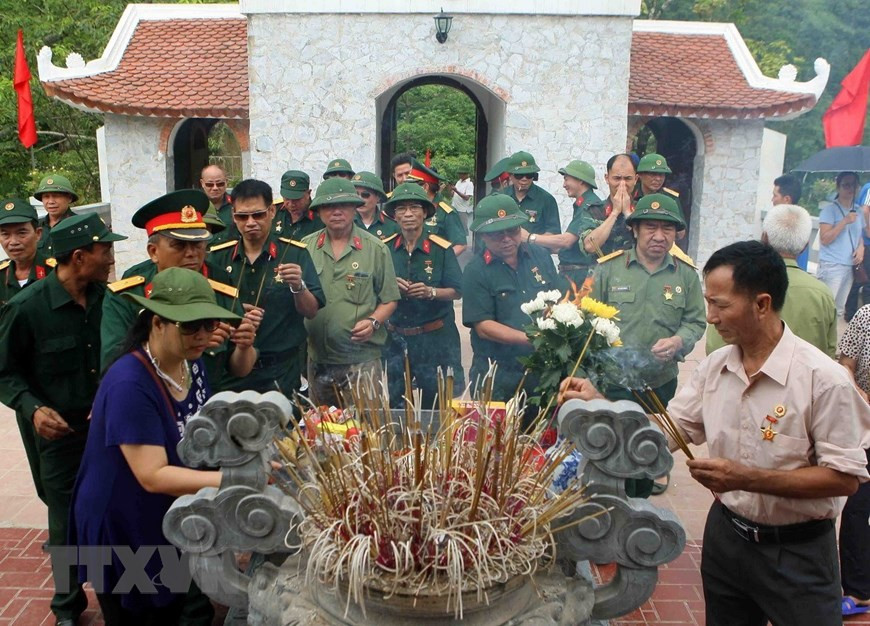 Nhiều cựu chiến binh trên khắp mọi miền Tổ quốc thắp hương tưởng niệm các đồng đội tại Đài hương tưởng niệm các anh hùng liệt sỹ trên điểm cao 468 nằm ở lưng chừng núi Nậm Ngặt, xã Thanh Thủy, huyện Vị Xuyên, tỉnh Hà Giang. (Ảnh: Thanh Tùng/TTXVN)