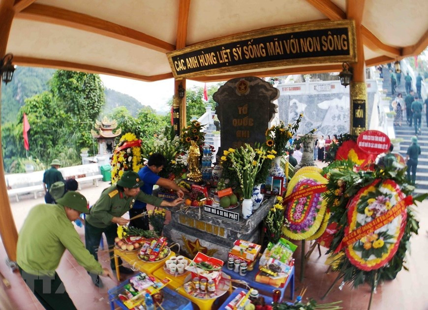 Nhiều cựu chiến binh trên khắp mọi miền Tổ quốc thắp hương tưởng niệm các đồng đội tại Đài hương tưởng niệm các anh hùng liệt sỹ trên điểm cao 468 nằm ở lưng chừng núi Nậm Ngặt, xã Thanh Thủy, huyện Vị Xuyên, tỉnh Hà Giang. (Ảnh: Thanh Tùng/TTXVN)