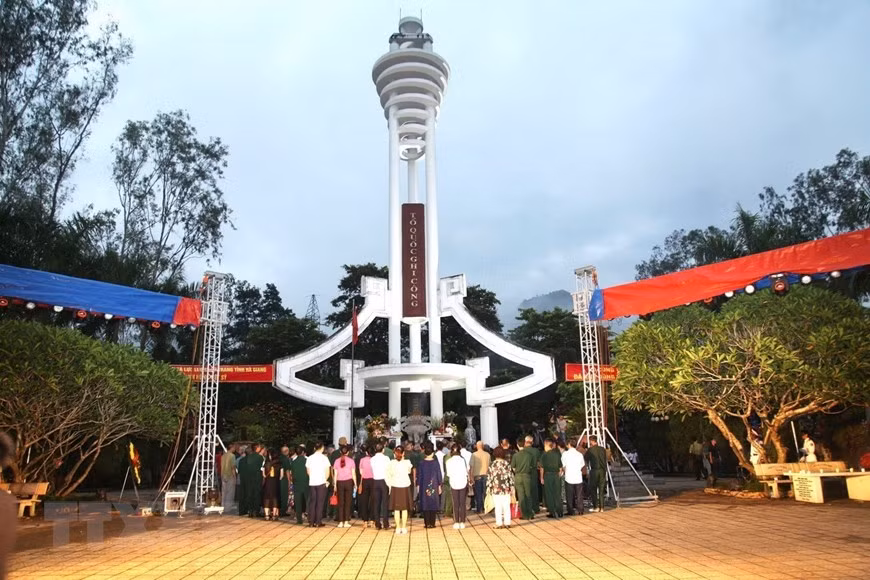 Dâng hương tưởng niệm các anh hùng liệt sỹ tại Nghĩa trang Liệt sỹ Quốc gia Vị Xuyên nhân kỷ niệm 72 năm Ngày Thương binh Liệt sỹ. (Ảnh: Minh Tâm/TTXVN)