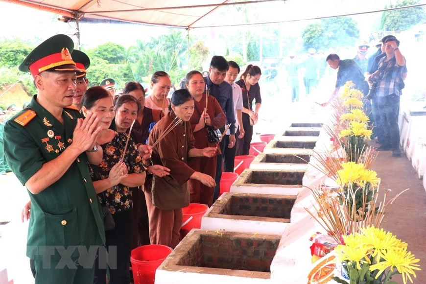 Cựu chiến binh và nhân dân thắp hương các liệt sỹ được an táng tại Nghĩa trang Liệt sỹ Quốc gia Vị Xuyên (Hà Giang). (Ảnh: Minh Tâm/TTXVN)