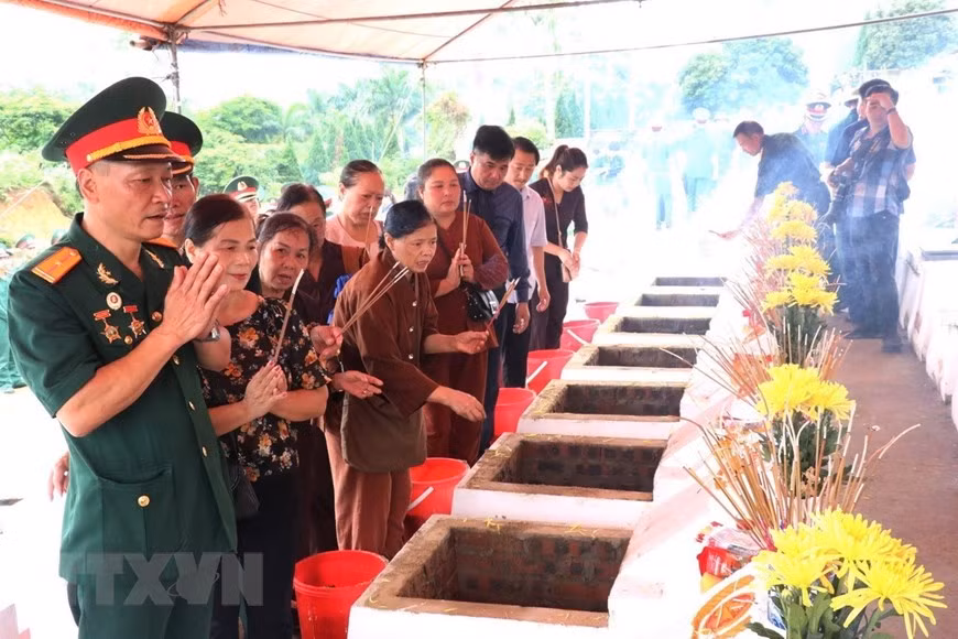 Cựu chiến binh và nhân dân thắp hương các liệt sỹ được an táng tại Nghĩa trang Liệt sỹ Quốc gia Vị Xuyên (Hà Giang). (Ảnh: Minh Tâm/TTXVN)