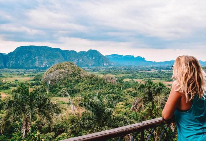 Nếu đứng ở độ cao 215m, bạn sẽ được quan sát cả một vùng thung lũng ngập trong sắc màu xanh của rừng cọ, những ngọn đồi thuốc lá.