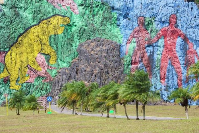 Những hình ảnh trên dãy núi chuyển sang thời kỳ khủng long và kết thúc bằng 3 hình người lớn sơn màu đỏ. Tất cả đều nổi bật bởi nét vẽ đơn giản nhưng không kém phần tinh tế.