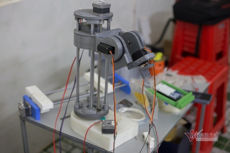 Hoc sinh Quang Tri sang che robot lay mau xet nghiem COVID-19-Hinh-4