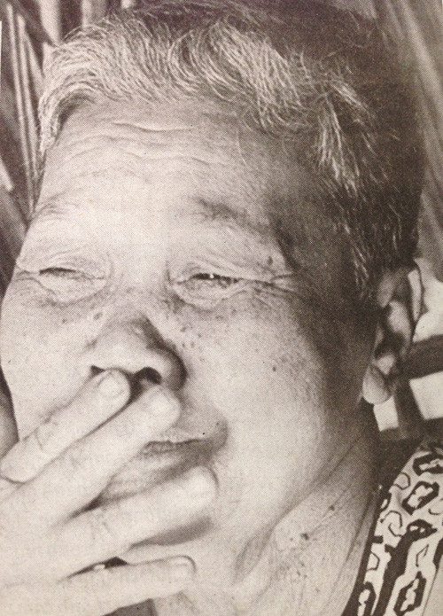 Người mẹ già của Hồ Ngọc Nhờ vẫn chưa hay biết đứa con gái út của vợ chồng mình vừa gây tội ác tày trời. Ảnh Hồ Hùng.