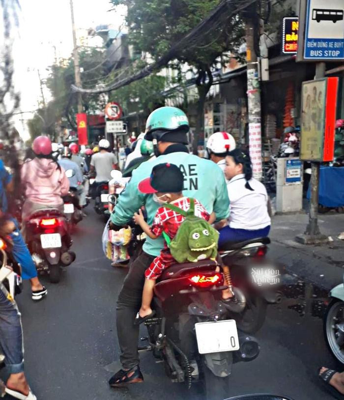 Bai dang ve cau be ngoan ngoi sau lung ba duoc nhieu nguoi chia se