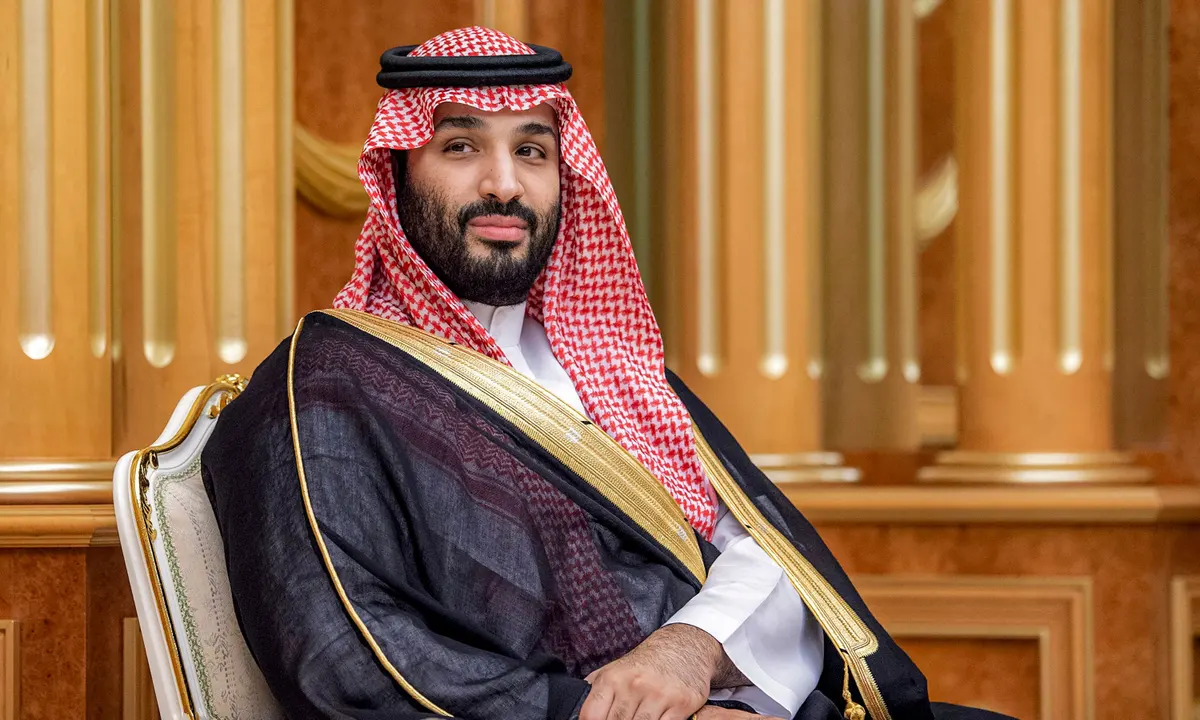 Trong khi đó, Thái tử Mohammed bin Salman của Saudi Arabia đang chi hàng tỷ USD để xây dựng một siêu dự án trên sa mạc có tên NEOM. Dự án này sẽ bao gồm nhiều công trình khủng, mưa và mặt trăng nhân tạo, người giúp việc robot cùng nhiều ứng dụng công nghệ hiện đại khác.