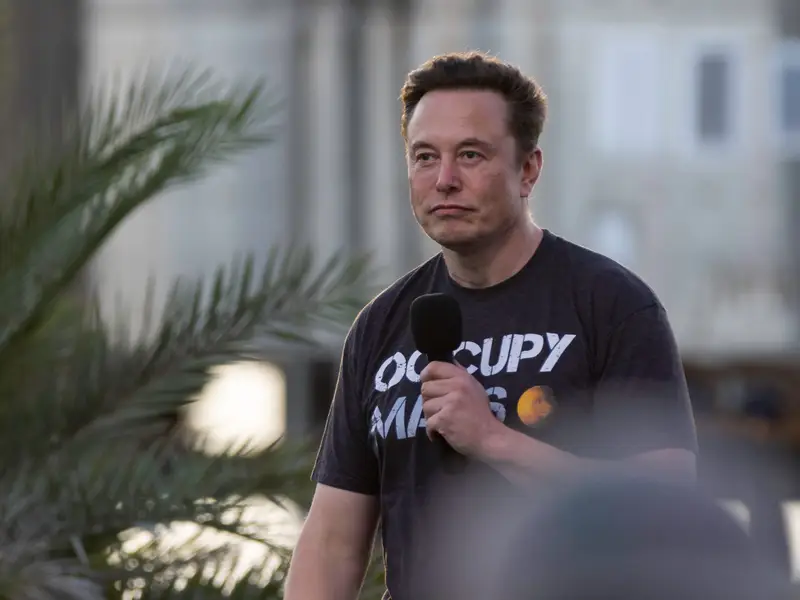 Theo Business Insider, các thực thể và công ty liên quan đến Elon Musk đang mua ít nhất 1.400 km2 đất gần Austin, Texas. Theo lời kể từ những người dân khu vực này, Musk đang có dự định xây một thị trấn có tên "Snailbrook" - lấy cảm hứng từ linh vật chú ốc sên của The Boring Company.