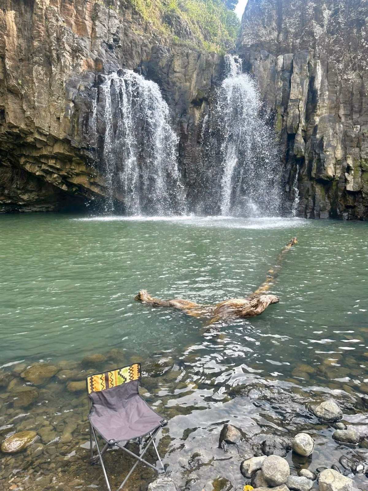 Bạn có thể di chuyển bằng oto, xe máy đến dưới chân núi, gửi xe tại các điểm gửi xe rồi tiếp tục hành trình đi bộ khoảng 1,5 km đường leo núi nhiều đá lởm chởm, đất lầy.