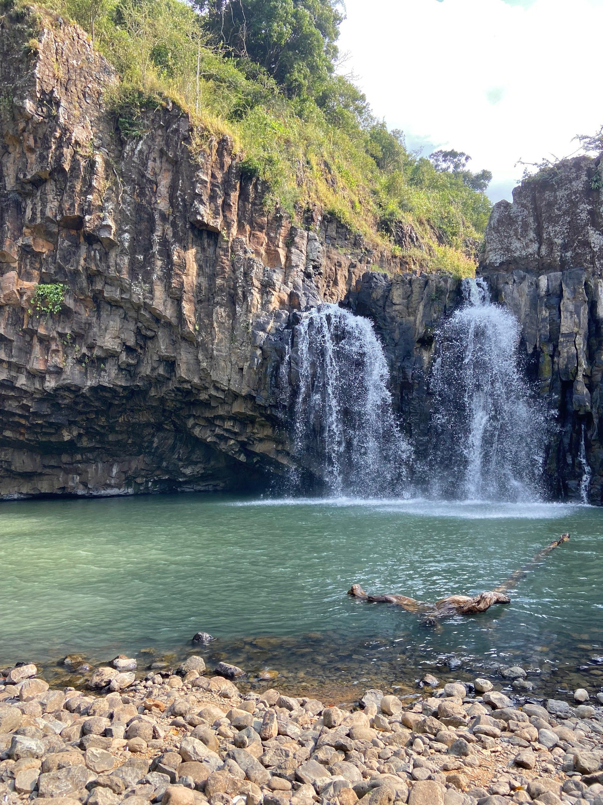 Thác Vực Hòm cách thành phố Tuy Hoà khoảng 45 km về phía bắc. Do tọa lạc ở khu vực khá hoang sơ, để đến được nơi đây bạn sẽ phải đi qua những con đường đèo quanh núi uốn lượn, dốc quanh co.