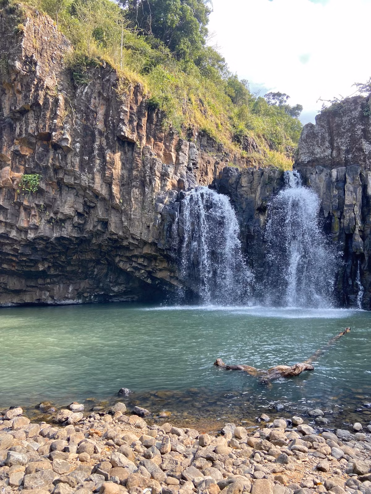 Thác Vực Hòm cách thành phố Tuy Hoà khoảng 45 km về phía bắc. Do tọa lạc ở khu vực khá hoang sơ, để đến được nơi đây bạn sẽ phải đi qua những con đường đèo quanh núi uốn lượn, dốc quanh co.