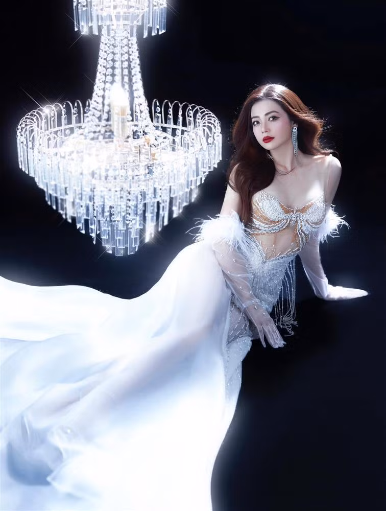 Hình ảnh này của Kiều Anh khác một trời một vực so với nhân vật Phương mà cô đảm nhiệm.