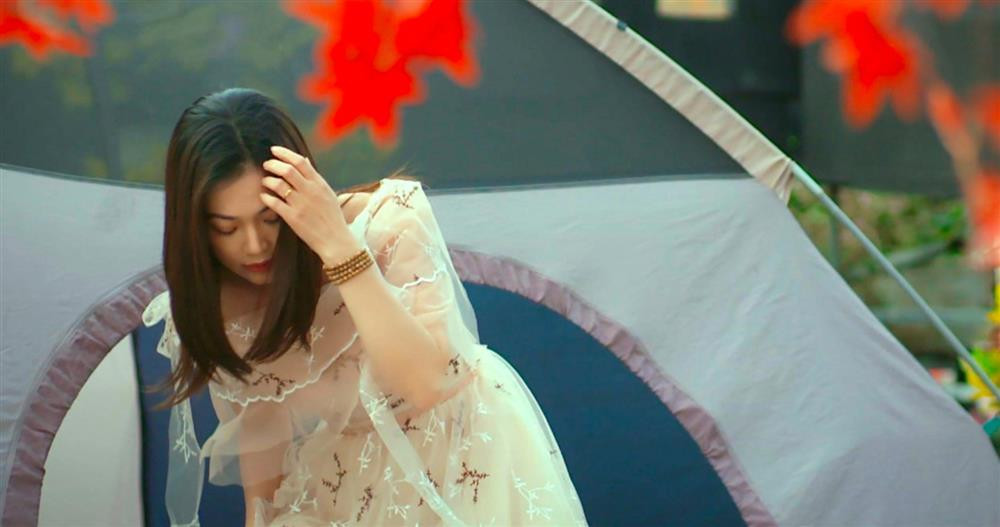 rong tập phim "Gia Đình Mình Vui Bất Thình Lình" gần đây, Phương lột xác với vẻ ngoài gợi cảm cùng chiếc váy nữ tính khi dự đám cưới của em chồng.