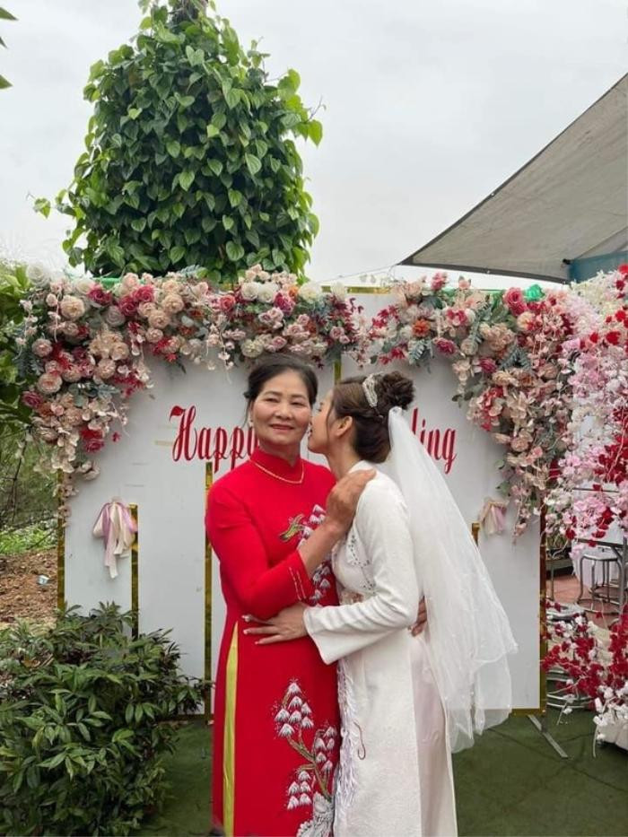 Mẹ chồng gả con dâu đi lấy chồng mới khiến nhiều người cảm phục - Hình 3 Me chong ga con dau di lay chong moi khien nhieu nguoi cam phuc-Hinh-3