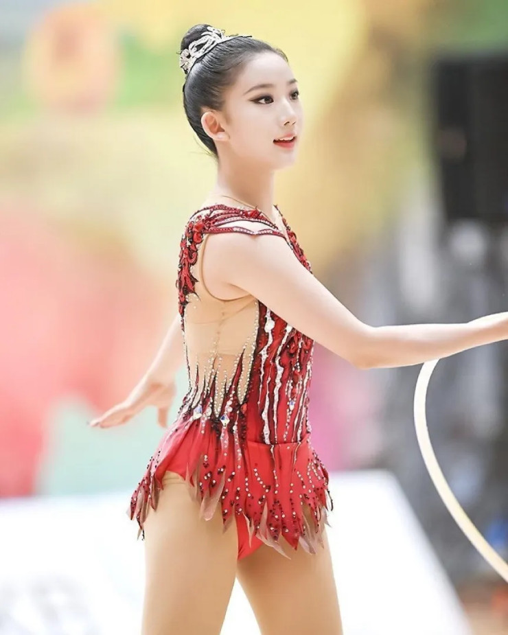 Kim Min, 20 tuổi, hiện đang là một trong số những nữ VĐV thể dục nhịp điệu tài năng, xinh đẹp bậc nhất của thể thao Hàn Quốc.