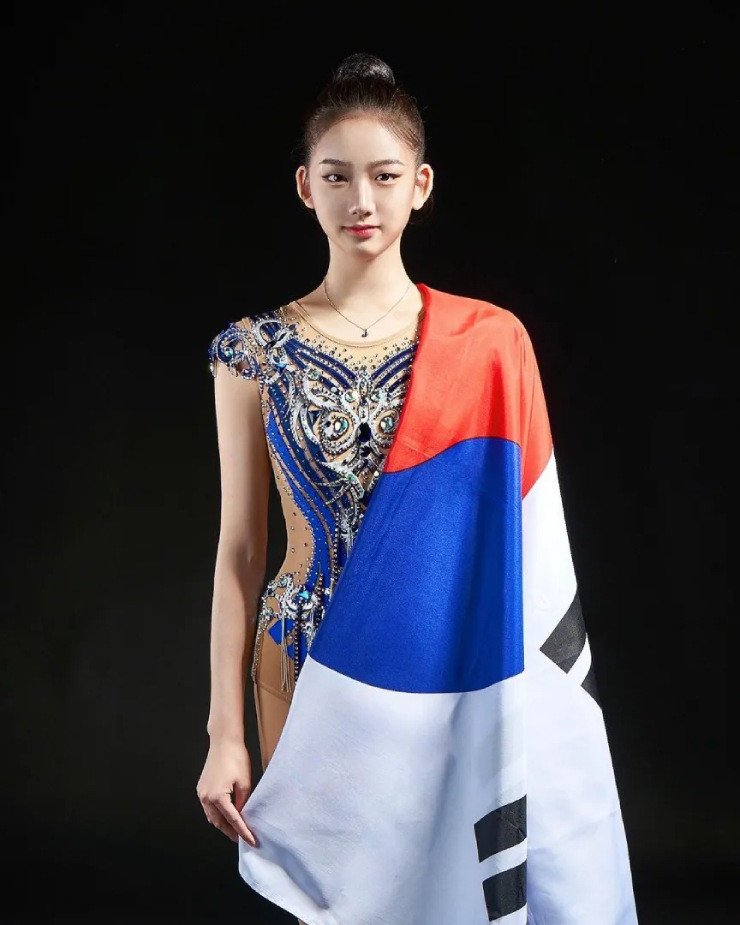 Kim bắt đầu tập thể dục dụng cụ từ năm 5 tuổi, với sự trợ giúp từ người dì Kim In Hwa, vốn là nữ VĐV thể dục nhịp điệu từng tranh tài tại Thế vận hội Olympic 1988 do Hàn Quốc đăng cai.