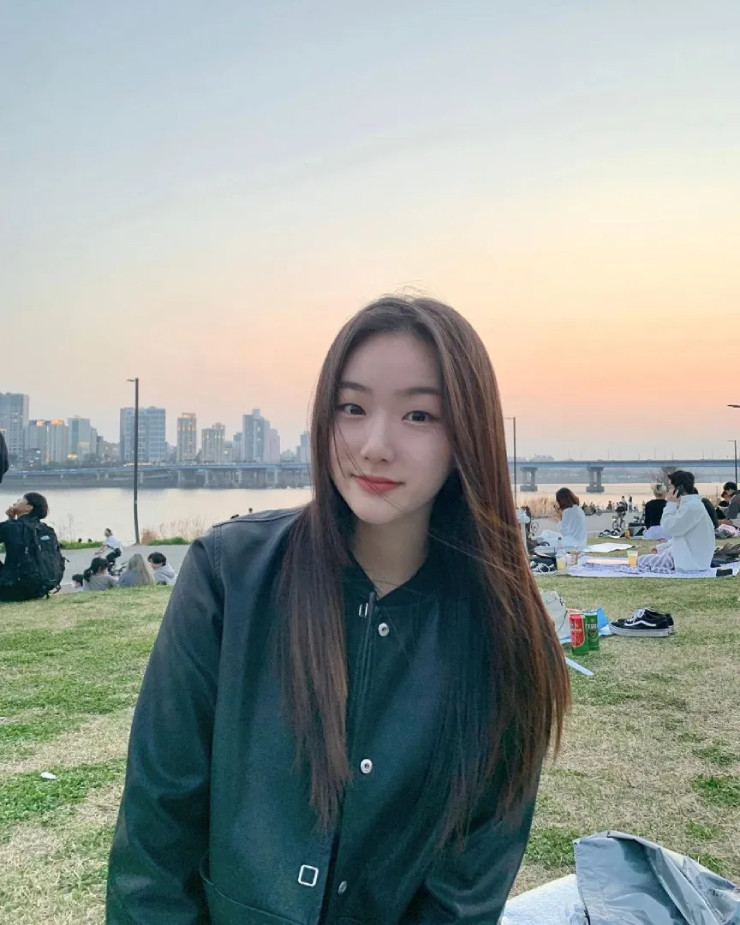 Vẻ đẹp hình thể của một VĐV thể dục nhịp điệu là không phải bàn, gương mặt đẹp như "tạc tượng" của Kim Min mới là điều khiến cô trở nên lôi cuốn hơn với khán giả.