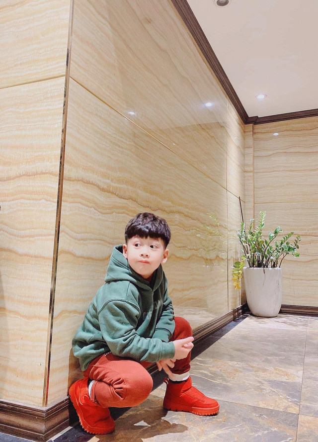 Giải trí - Ngoại hình cực ngầu của con trai Lương Thu Trang 'Mặt nạ gương' (Hình 2).