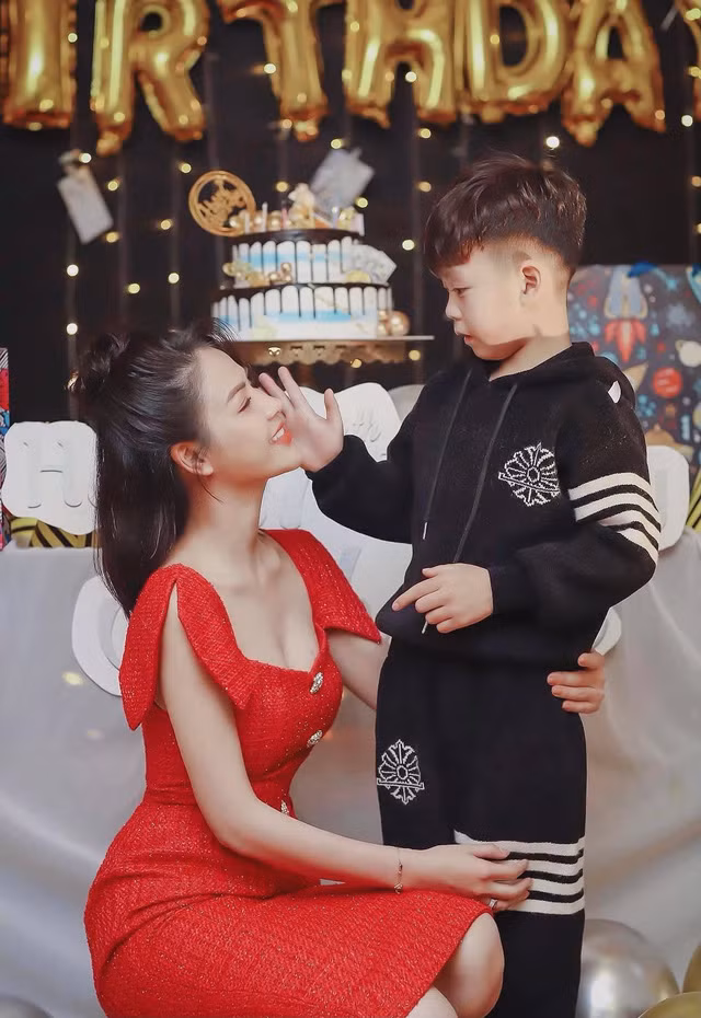 Giải trí - Ngoại hình cực ngầu của con trai Lương Thu Trang 'Mặt nạ gương' (Hình 6).