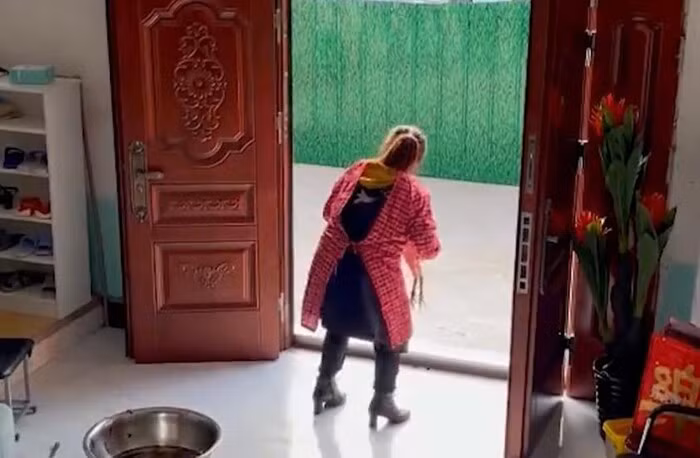 Dang vat long ga, hanh dong cua ba me khien dan tinh bat cuoi-Hinh-2