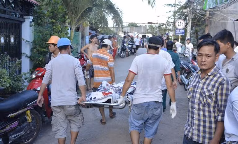 Thi thể 2 nạn nhân được chuyển ra khỏi nhà đưa về BV để làm thủ tục pháp y.