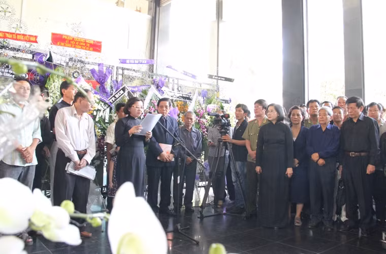 Bà Thân Thị Thư, trưởng Ban tuyên giáo Thành ủy, trưởng Ban tổ chức Lễ tang đã đọc điếu văn truy điệu Nhà văn trước giờ linh cữu được đưa đi hỏa táng.